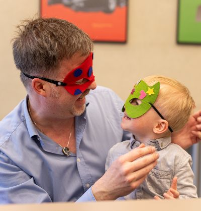 Workshop Masken 2024: Vater und Sohn mit Maske