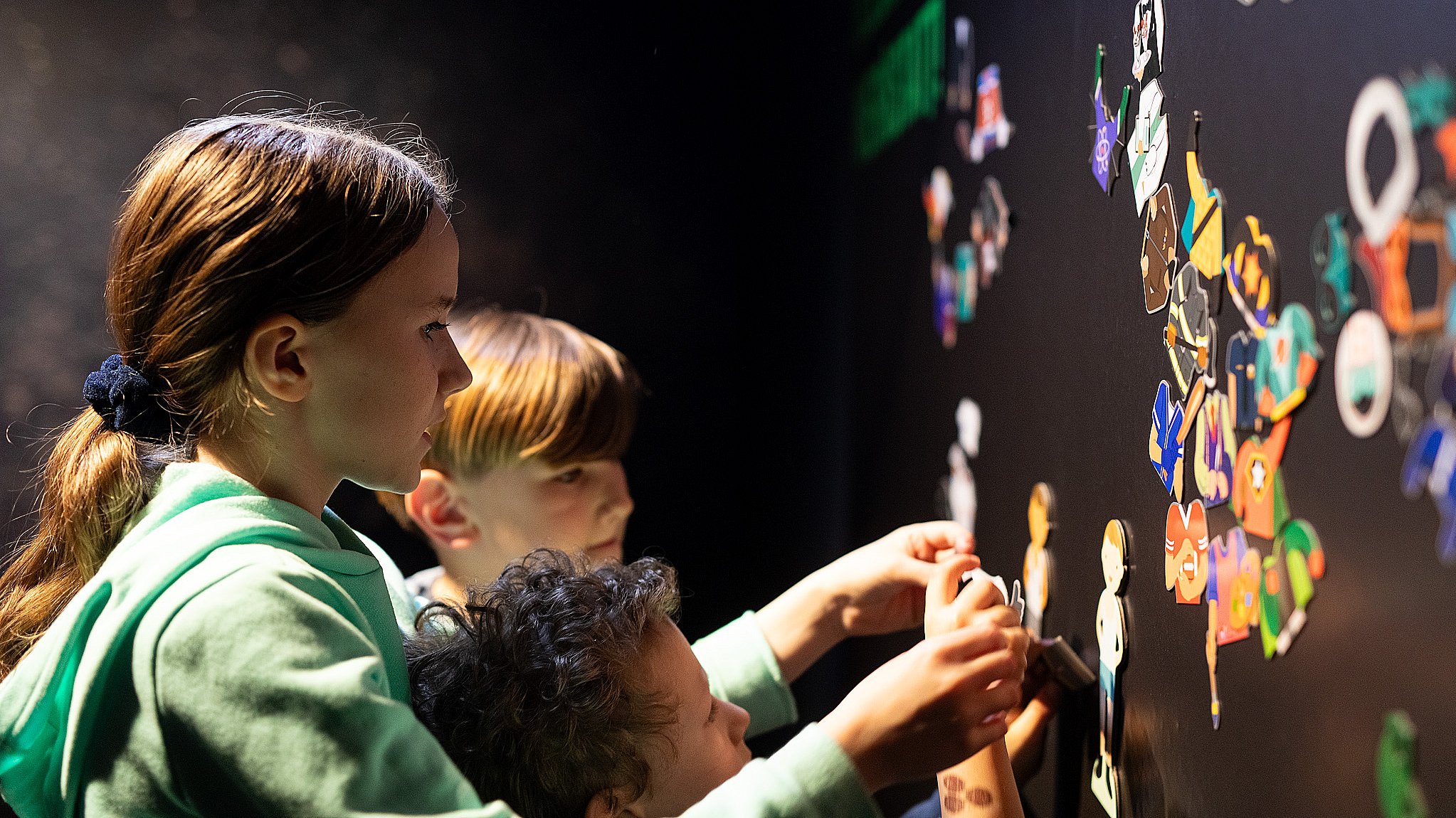 Kinder bauen an einer Magnettafel einen Helden