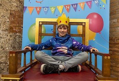 Kindergeburtstag Lokschuppen Kind auf Geburtstagsthron